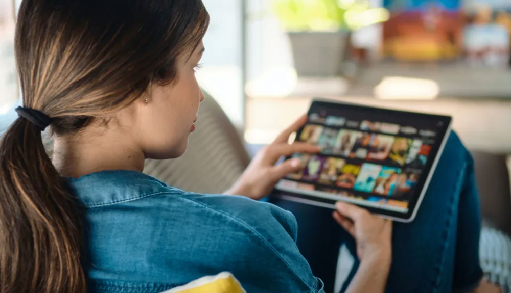 AHDR Dumont watching streamer